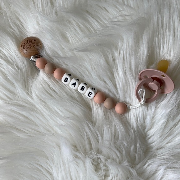 ‘Babe’ pacifier clip never used - Picture 2 of 6